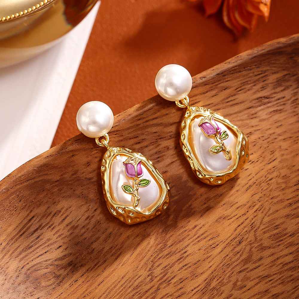 Fashionable Baroque Pearl Stud Earrings: High-End, Delicate, Elegant, and Full of Charisma. These earrings feature a niche design with bold geometric elements, exuding sophistication and style.