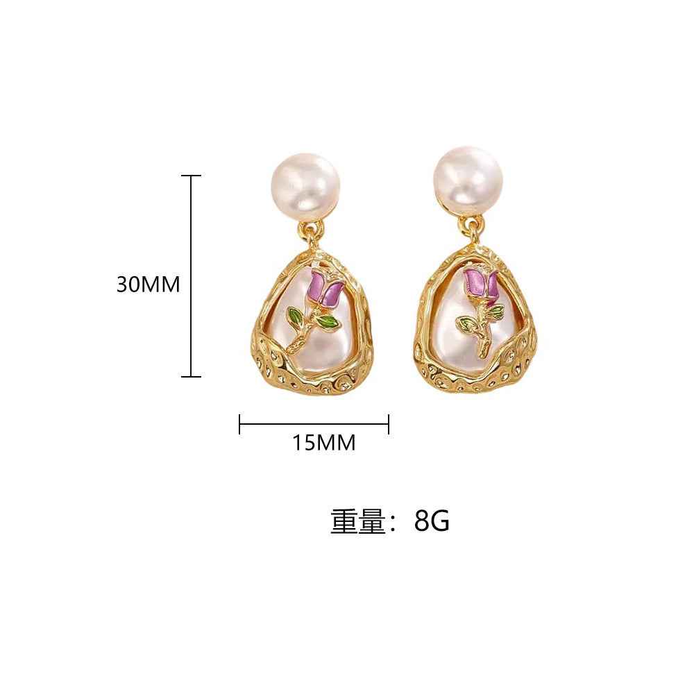 Fashionable Baroque Pearl Stud Earrings: High-End, Delicate, Elegant, and Full of Charisma. These earrings feature a niche design with bold geometric elements, exuding sophistication and style.