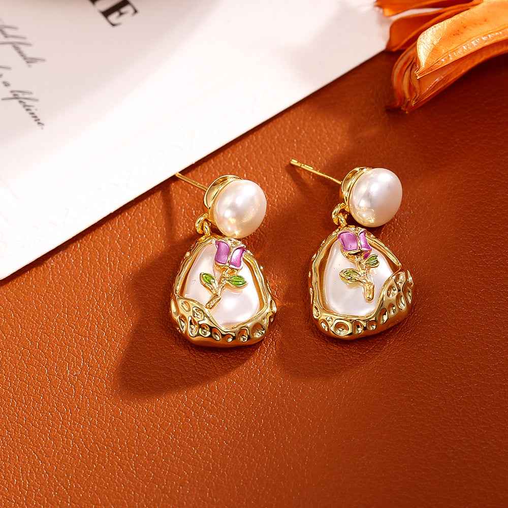 Fashionable Baroque Pearl Stud Earrings: High-End, Delicate, Elegant, and Full of Charisma. These earrings feature a niche design with bold geometric elements, exuding sophistication and style.