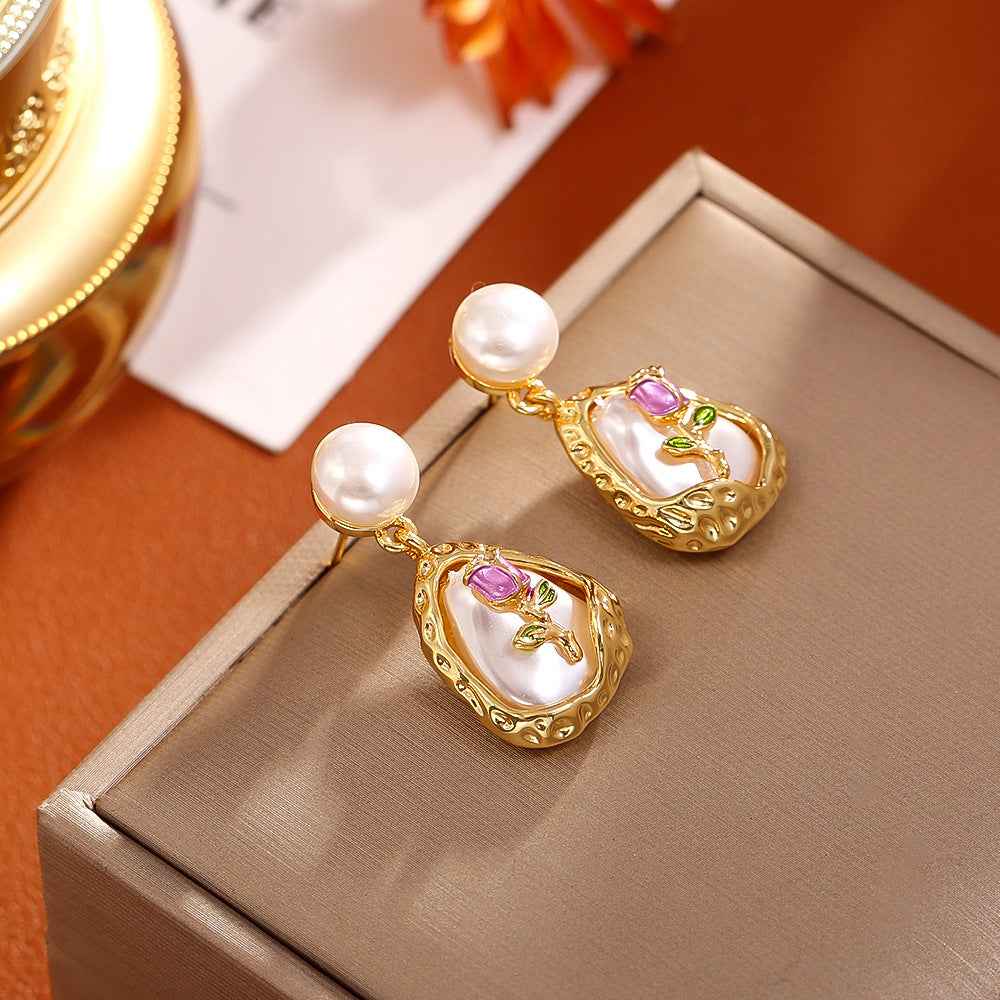 Fashionable Baroque Pearl Stud Earrings: High-End, Delicate, Elegant, and Full of Charisma. These earrings feature a niche design with bold geometric elements, exuding sophistication and style.