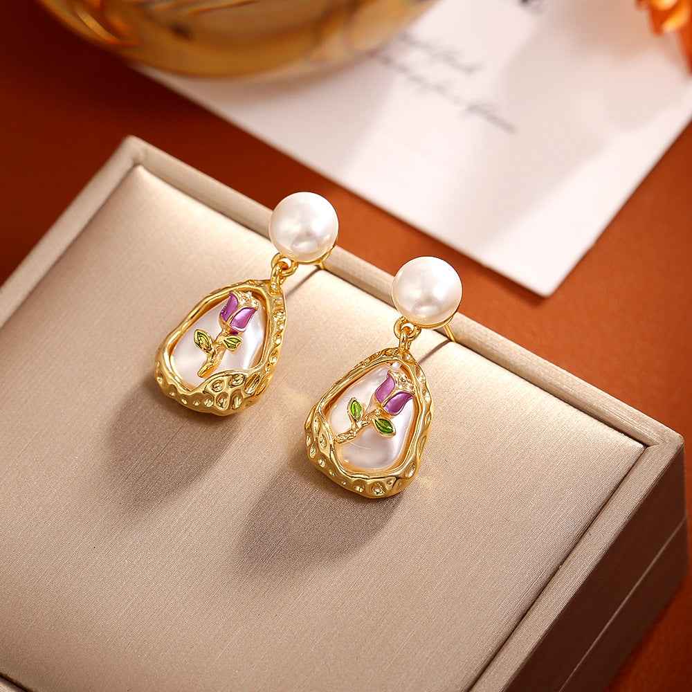 Fashionable Baroque Pearl Stud Earrings: High-End, Delicate, Elegant, and Full of Charisma. These earrings feature a niche design with bold geometric elements, exuding sophistication and style.