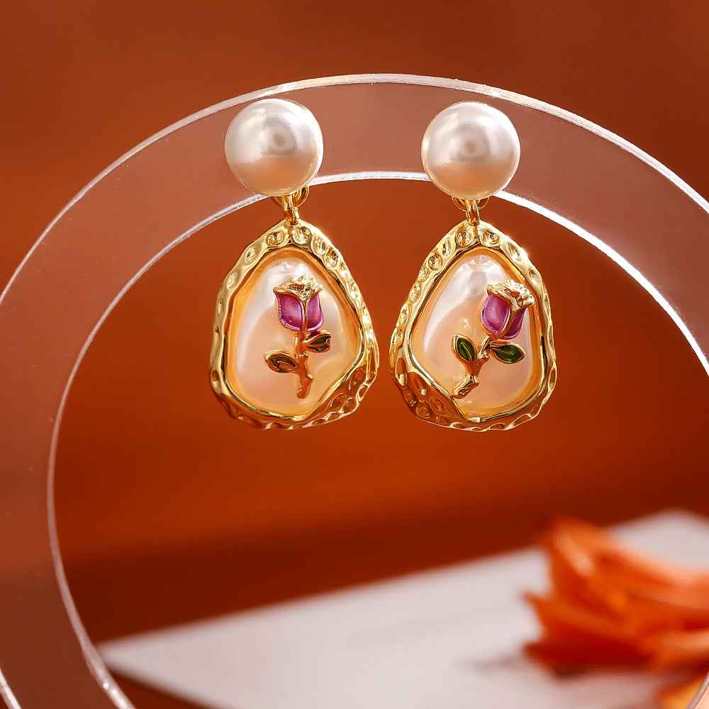 Fashionable Baroque Pearl Stud Earrings: High-End, Delicate, Elegant, and Full of Charisma. These earrings feature a niche design with bold geometric elements, exuding sophistication and style.