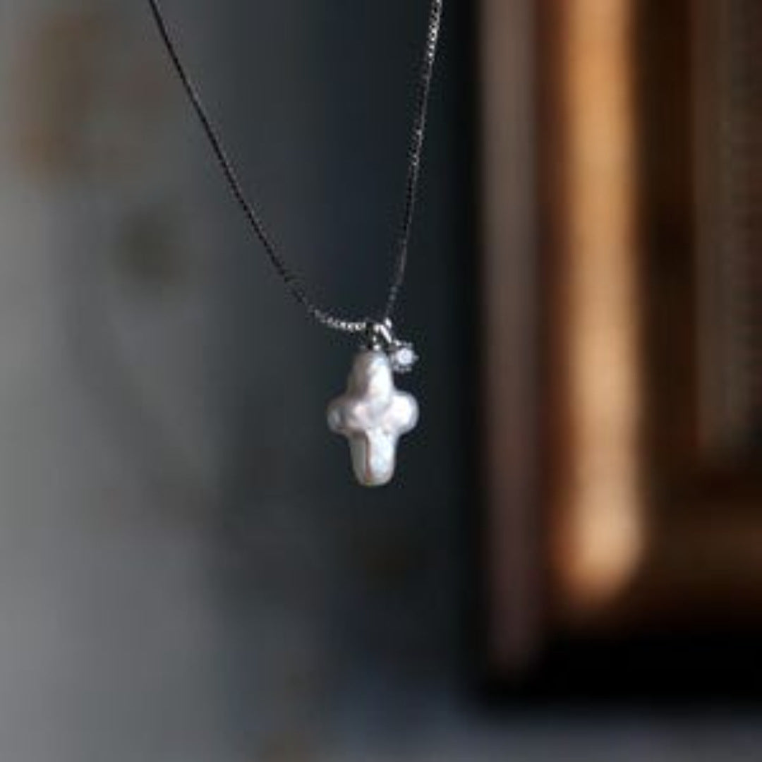 European and American new Sherlock cross pearl necklace niche pendant necklace collarbone chain electroplated gold